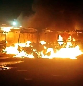Três ônibus do transporte público são incendiados dentro de garagem