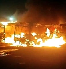 Três ônibus do transporte público são incendiados dentro de garagem