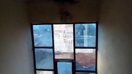 आकाशीय बिजली गिरी,कांच व रैलिंग टुटी