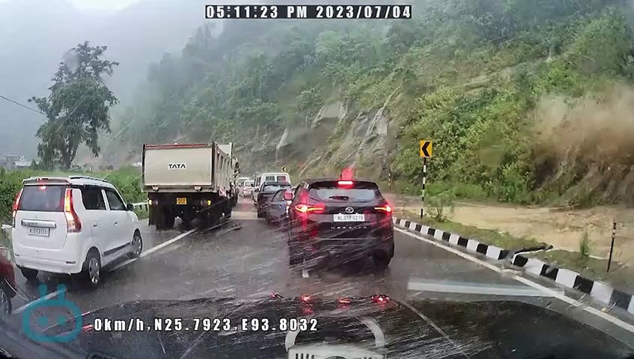 Video: Riesiger Felsbrocken zerquetscht Autos im indischen Nagaland
