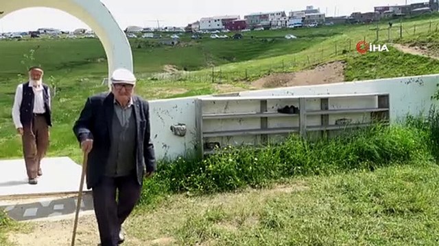 Üstü açık camide 562 yıldır çimen üzerinde Cuma namazı kılınıyor