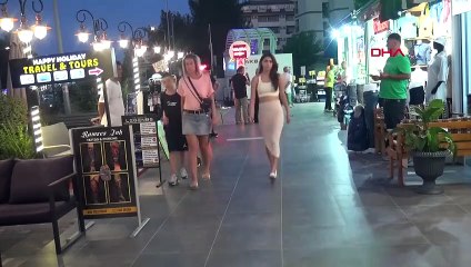 L'actrice américaine Kylin Milan se fait tatouer sur le côté