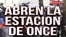 Tras el sorpresivo paro, abren las puertas en estación Once