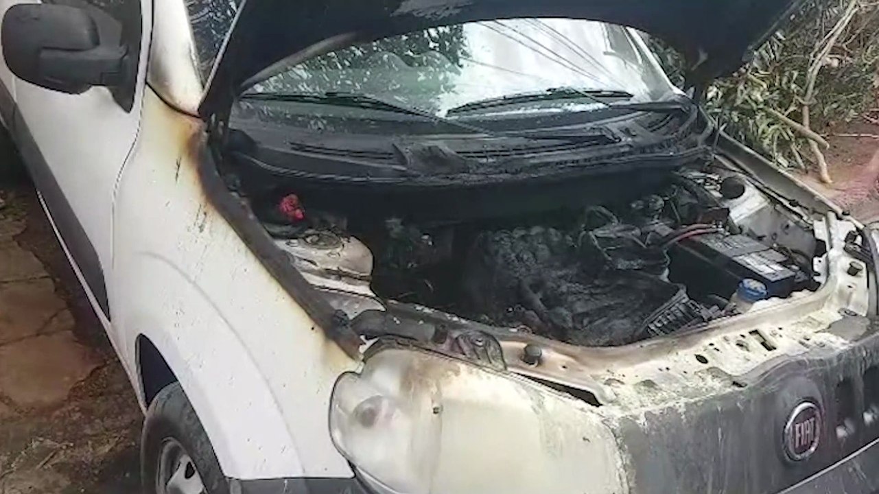Carro pega fogo quase ao lado do Posto do Corpo de Bombeiros e trabalho rápido impede destruição