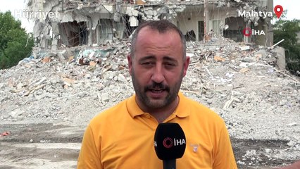 Malatya'da ağır hasarlı bina bir taşla yıkıldı! 'Korna sesiyle de yıkılabiliyor'