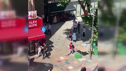 Kadınların cadde ortasındaki kavgasını polis sonlandırdı