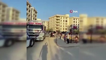 Nusaybin'de dünya evine giren damat, tırını gelin arabası yaptı