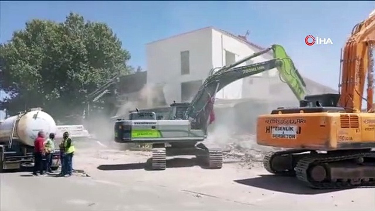 Depremde hasar alan belediye binası yıkıldı