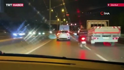 Makas atan sürücü motosikletliyi sürükledi