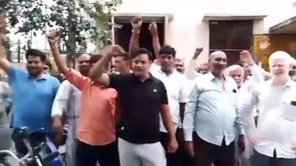 संभल: बिजली कटौती से परेशान किसानों ने बिजली घर पर किया प्रदर्शन, जानिए क्या कहा