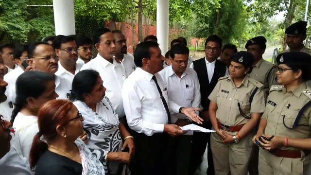 चैन स्नेचिंग के आरोपी को गिरफ्तार करने अधिवक्ताओं ने उठाई आवाज