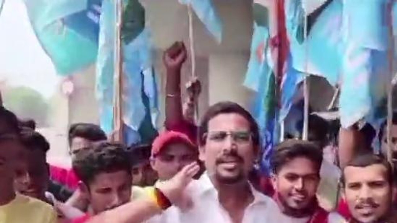 नवादा: NSUI ने फूंका पीएम मोदी का पुतला, केंद्र सरकार के खिलाफ जमकर की नारेबाजी