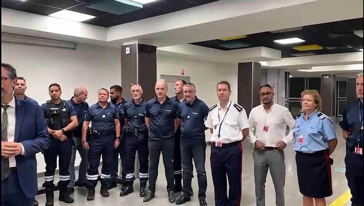 Le préfet à un contrôle de douane à l'aéroport de La Réunion