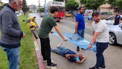 Motosikletten düşen PTT memurunun ıslanmaması için çabaladılar