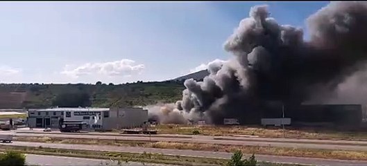 Arde la nave de Embutidos Santa Cruz del polígono industrial del Bierzo Alto de Bembibre