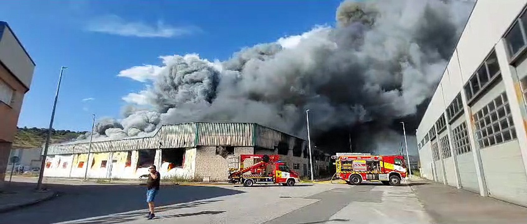 La nave de Embutidos Santa Cruz del Bierzo se incendia