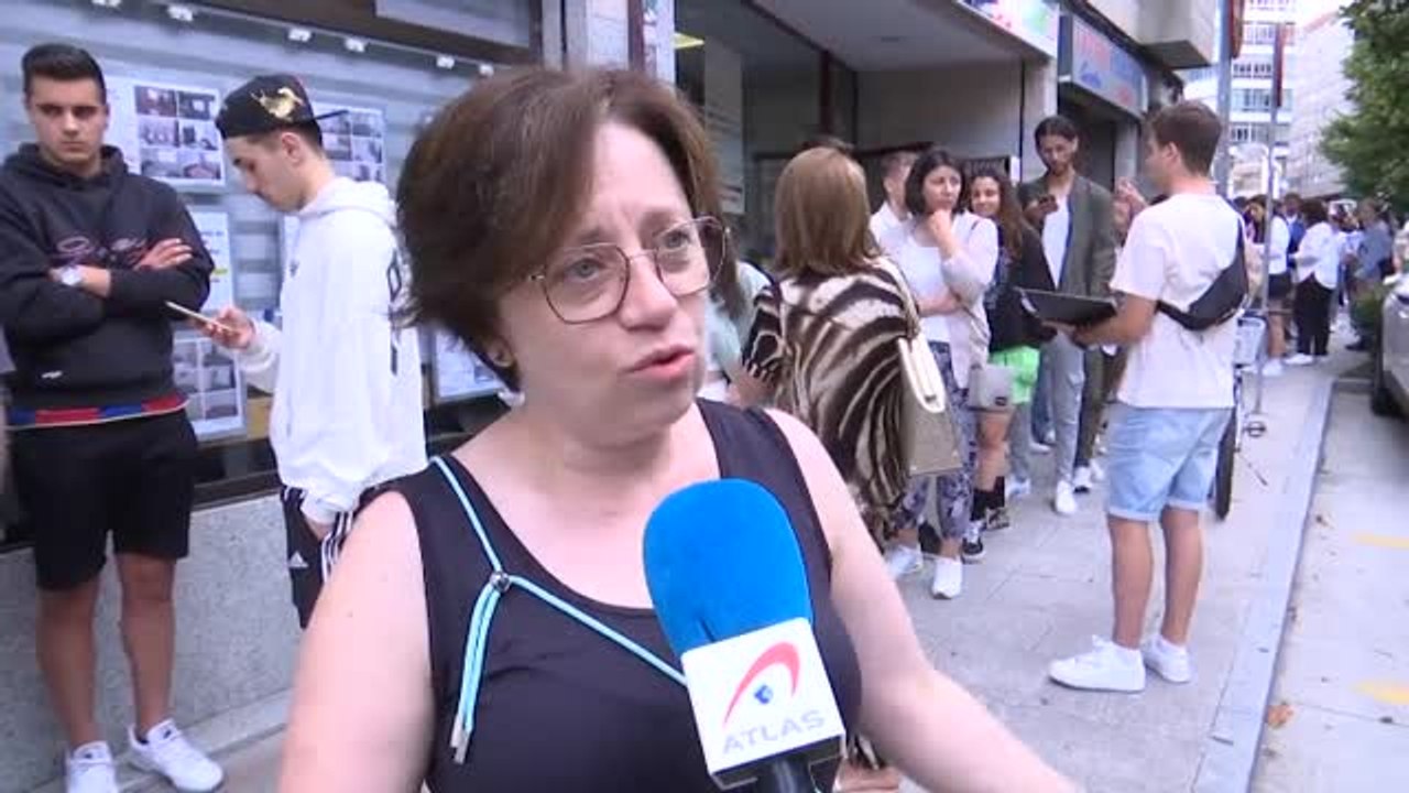 Colas de estudiantes frente a las inmobiliarias para elegir los mejores pisos a alquilar