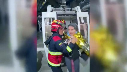 Rescatan a 75 personas atrapadas en teleférico en Ecuador