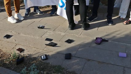 Sağlık çalışanları cüzdanlarını yere fırlattı