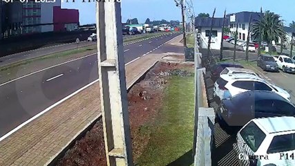 Câmera registra acidente com caminhão da Prefeitura na BR-277