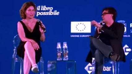 Sabina Guzzanti: "La politica non si occupa mai delle cose importanti"