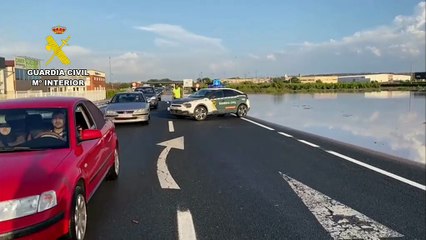 La Guardia Civil de Tráfico interviene en las inundaciones en carreteras de Rincón de Soto tras una tromba de agua.