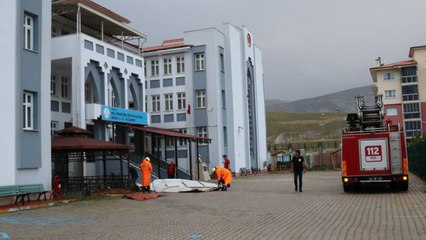 Erzincan’da fırtına çatıları uçurdu