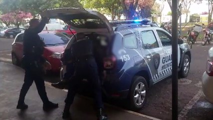 GM prende homem por desacato, resistência, drogas para consumo e dano ao patrimônio
