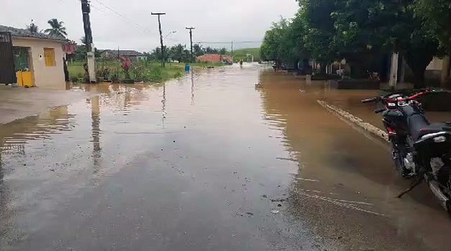 Após transbordamento do rio Jacuípe, moradores começam a deixar casas
