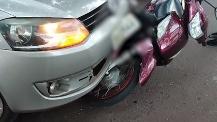 Carro e moto se envolvem em acidente no Centro