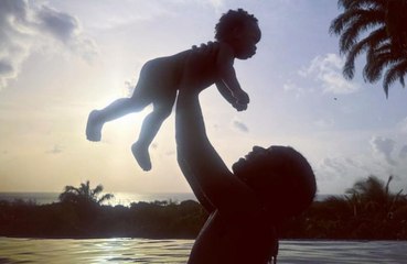 リアーナ、楽園での休暇中に撮影した第1子RZAの写真を公開