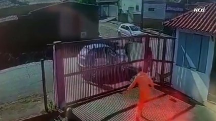Bombeiro salva criança duas semanas após fazer seu parto