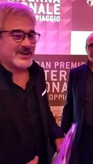 Pino Insegno scherza con Luca Ward