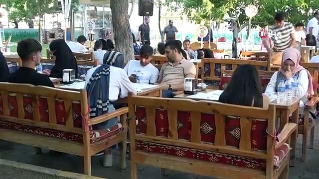 Familles d'accueil réunies pour le déjeuner à Muş