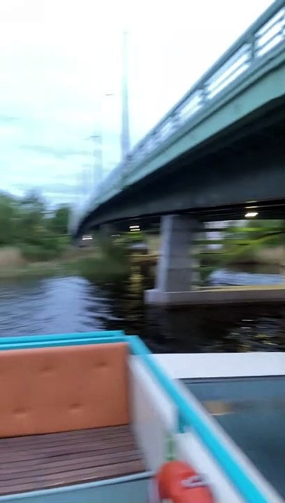 Man on Sightseeing Boat Gets a Lesson in Physics