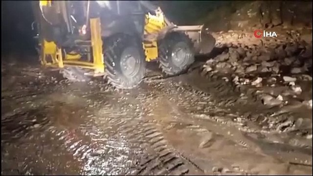 Artvin-Şavşat kara yolunda heyelan: Yol ulaşıma kapandı