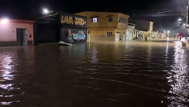 Após transbordamento de rio, água invade casas em Colônia Leopoldina