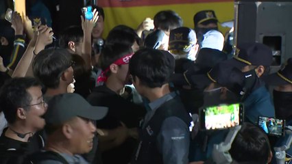 경찰-비정규직 단체 새벽 충돌..."70년대 국가 폭력" 반발 / YTN