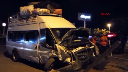 Ankara Karayolunda Minibüs ile Otomobilin Çarpıştığı Kazada 16 Kişi Yaralandı