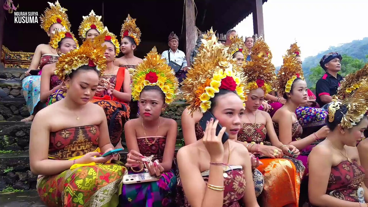 Gadis Desa Dengan Kain Tenun Gringsing Tenganan Dauh Tukad Karangasem Bali