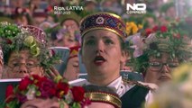 Miles de coristas letones interpretan el himno de Ucrania como muestra de solidaridad