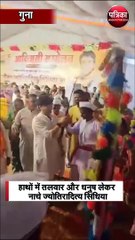 आदिवासियों के साथ डांस करते नजर आए केंद्रीय मंत्री सिंधिया