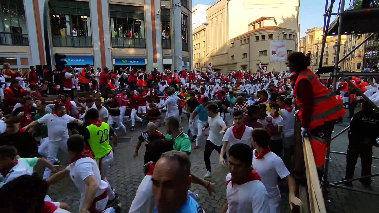 Los toros de José Escolar pasan veloces en el segundo encierro de San Fermín