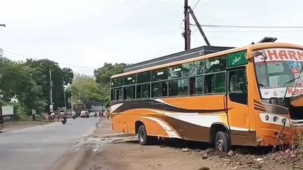 खरगोन: अनियंत्रित तेज रफ्तार बस की चपेट में आई है स्कूटी सवार, युवती हुई घायल