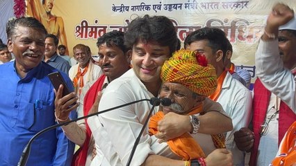 आदिवासियों के साथ जमकर नाचे ज्योतिरादित्य सिंधिया, केंद्रीय मंत्री का दिखा अलग अंदाज