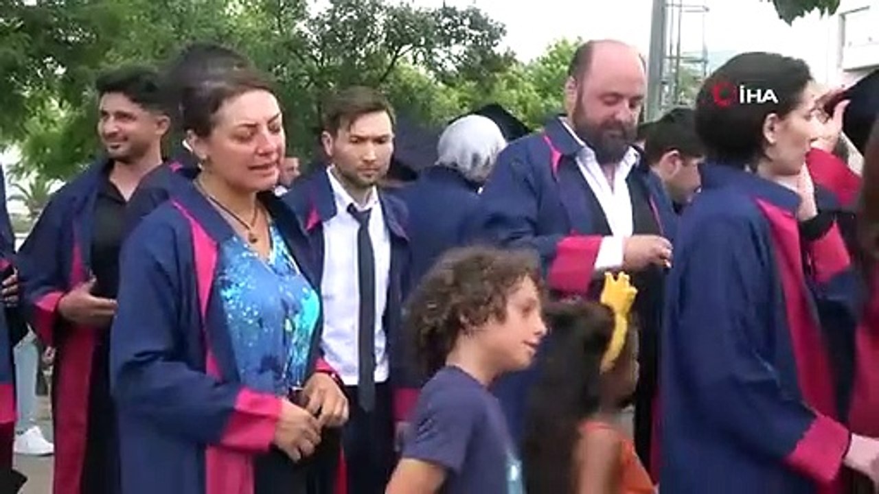 Frère et sœur sont diplômés de la même faculté ensemble