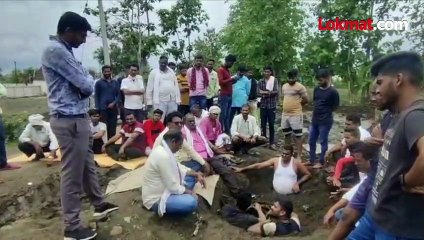 आंदोलकांनी स्वत-ला खड्ड्यात गाडून घेतलं, कारण काय?
