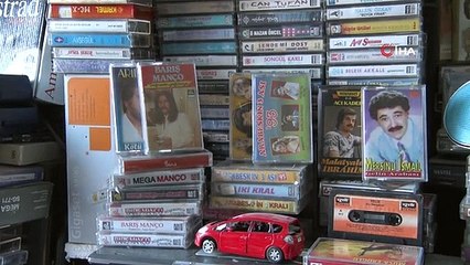Défiant les années et la technologie, il a accumulé 100 000 morceaux de cassettes