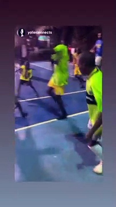En effet, avec le politique, Kylian Mbappé a pu parler des grands projets qu'il a pour le pays, afin que "les jeunes aient un avenir radieux ici". Kylian Mbappé à Yaoundé au Cameroun avec Joakim Noah