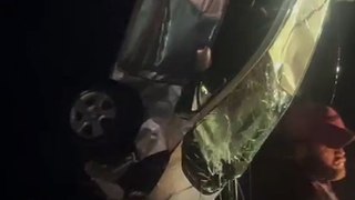 Vídeo mostra retirada do carro que caiu no rio e matou jovens na PE-96